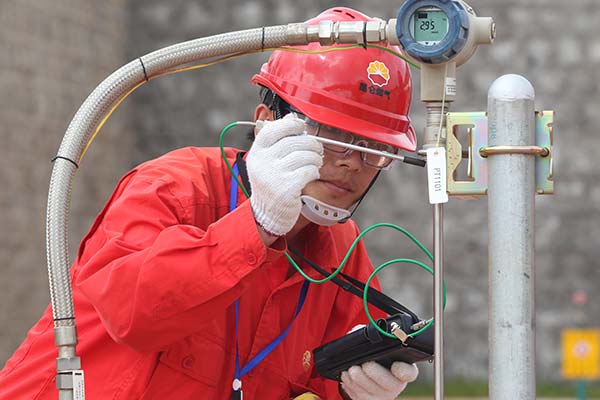 A technician tests a natural gas pipeline facility operated by CNPC in Kunming, Yunnan province.(Provided to China Daily) A technician tests a natural gas pipeline facility operated by CNPC in Kunming, Yunnan province.(Provided to China Daily)