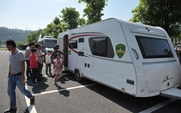 A family get out of their caravan at a scenic spot in Lin'an, Zhejiang province, in June last year. (Photo/China Daily) A family get out of their caravan at a scenic spot in Lin'an, Zhejiang province, in June last year. (Photo/China Daily)