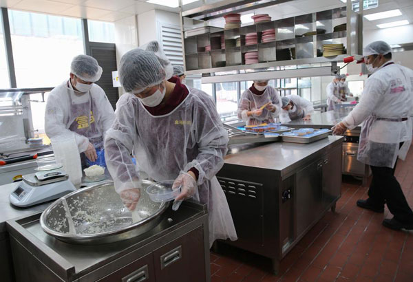 Some workers produce food in a kitchen at Hema Waimai in Shanghai on March 17, 2016. (Photo/Xinhua) Some workers produce food in a kitchen at Hema Waimai in Shanghai on March 17, 2016. (Photo/Xinhua)