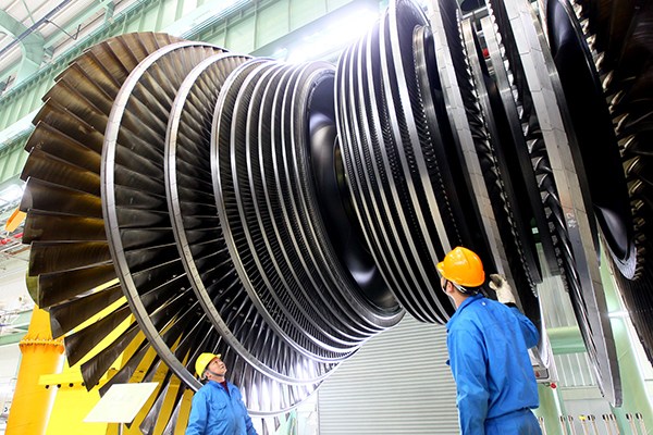 Two workers supervise the installation of key components of an indigenous nuclear reactor at a plant of Shanghai Electric Group, a leading manufacturer of heavy industrial equipment in China. (Photo/Xinhua) Two workers supervise the installation of key components of an indigenous nuclear reactor at a plant of Shanghai Electric Group, a leading manufacturer of heavy industrial equipment in China. (Photo/Xinhua)