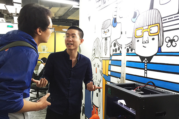 An owner of a startup in Dream Village, Hangzhou, explains his firm's business to a visiting journalist. (Photo/China Daily) An owner of a startup in Dream Village, Hangzhou, explains his firm's business to a visiting journalist. (Photo/China Daily)