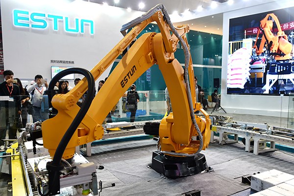 A versatile six-axis articulated robot, developed by Estun Automation Co Ltd, on display at an industrial expo in Shanghai last year. (Photo/China Daily) A versatile six-axis articulated robot, developed by Estun Automation Co Ltd, on display at an industrial expo in Shanghai last year. (Photo/China Daily)