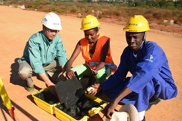 Kenyan workers at the construction site of the Mombasa-Nairobi railway, contracted by China Communications Construction Company Co Ltd. (Photo provided to China Daily) Kenyan workers at the construction site of the Mombasa-Nairobi railway, contracted by China Communications Construction Company Co Ltd. (Photo provided to China Daily)
