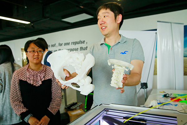 A man shows 3D printed copies of parts of human cervical spine and pelvis during a recent launch of an innovation center in Tianjin. (Photo/China Daily) A man shows 3D printed copies of parts of human cervical spine and pelvis during a recent launch of an innovation center in Tianjin. (Photo/China Daily)