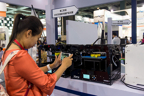 A visitor takes photo of a 3D printer at an expo in Shanghai, June 2, 2016. (Photo provided to China Daily) A visitor takes photo of a 3D printer at an expo in Shanghai, June 2, 2016. (Photo provided to China Daily)