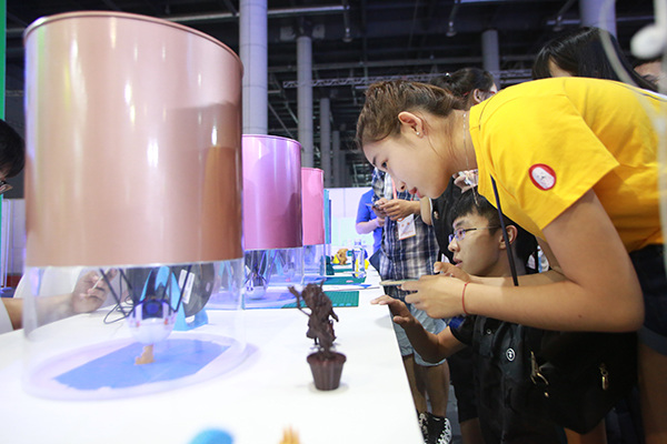 Visitors watch a working 3D printer at a recent technology innovation expo in Dalian, Liaoning province. (Photo/China Daily) Visitors watch a working 3D printer at a recent technology innovation expo in Dalian, Liaoning province. (Photo/China Daily)