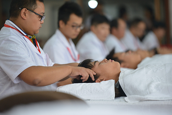 Students practise point massage, a traditional Chinese medical care solution to relieve patients' headache during a TCM training in Chengdu, Sichuan province. (Photo/China Daily) Students practise point massage, a traditional Chinese medical care solution to relieve patients' headache during a TCM training in Chengdu, Sichuan province. (Photo/China Daily)