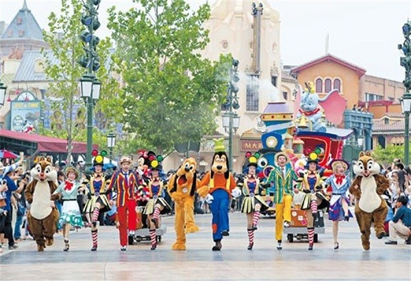 Tourists watch a parade, featuring some famous Disney animation characters, along the Mickey Avenue of Shanghai Disneyland yesterday. The Shanghai Disney Resort is to open today.(Xinhua) Tourists watch a parade, featuring some famous Disney animation characters, along the Mickey Avenue of Shanghai Disneyland yesterday. The Shanghai Disney Resort is to open today.(Xinhua)