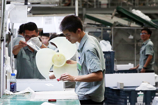 Gree employees produce air conditioner parts at the production line in the company's plant in Zhuhai, Guangdong province. (Photo/China Daily) Gree employees produce air conditioner parts at the production line in the company's plant in Zhuhai, Guangdong province. (Photo/China Daily)