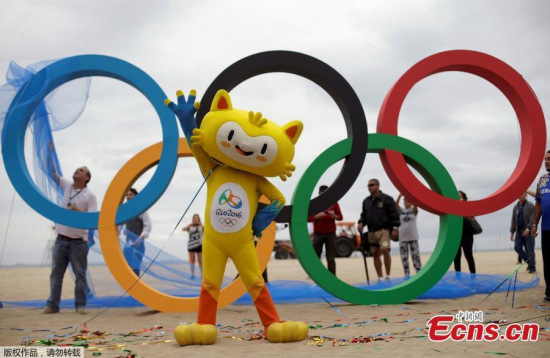 Visitors pose with Olympics rings on a beach in Rio de Janeiro, Brazil, July 21, 2016. (Photo/Agencies) Visitors pose with Olympics rings on a beach in Rio de Janeiro, Brazil, July 21, 2016. (Photo/Agencies)