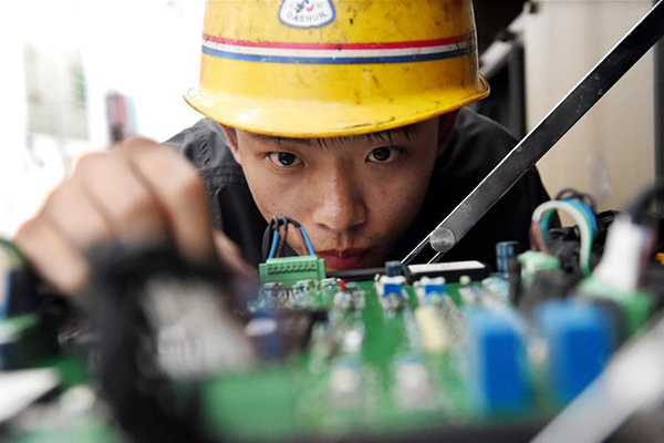 A technician checks a train's air conditioning system to make sure it works well amid hot summer days, in a railway maintenance workshop in Zhengzhou, capital of Central China's Henan province, July 25, 2016. (Photo/Xinhua) A technician checks a train's air conditioning system to make sure it works well amid hot summer days, in a railway maintenance workshop in Zhengzhou, capital of Central China's Henan province, July 25, 2016. (Photo/Xinhua)