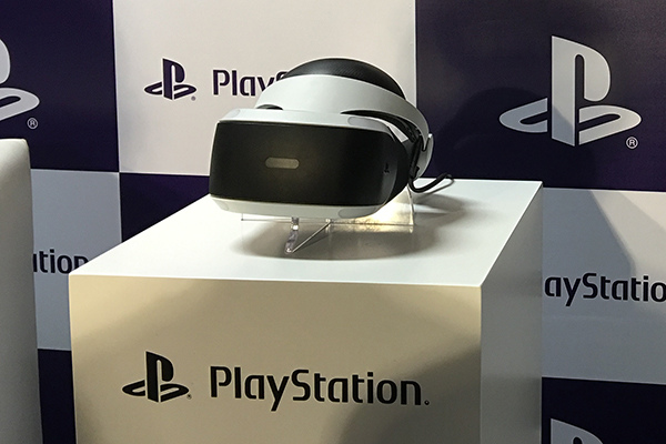 A Sony's PlayStation virtual reality head-mounted display is on display at a press conference after the device's China launch held in July 27, 2016 in Shanghai. (Photo/chinadaily.com.cn by Liu Zheng) A Sony's PlayStation virtual reality head-mounted display is on display at a press conference after the device's China launch held in July 27, 2016 in Shanghai. (Photo/chinadaily.com.cn by Liu Zheng)