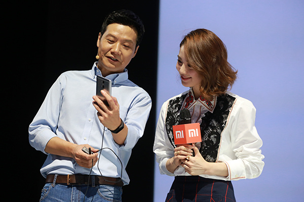 Lei Jun, CEO of Xiaomi Corp, tries Redmi Pro, a new Xiaomi handset released on Wednesday in Beijing, while actress Liu Shishi looks on. (Photo/China Daily) Lei Jun, CEO of Xiaomi Corp, tries Redmi Pro, a new Xiaomi handset released on Wednesday in Beijing, while actress Liu Shishi looks on. (Photo/China Daily)