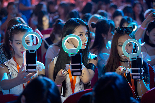 Cybercelebrities announce the launch of a new live-streaming app in Beijing, July 27, 2016. (Photo/China Daily) Cybercelebrities announce the launch of a new live-streaming app in Beijing, July 27, 2016. (Photo/China Daily)