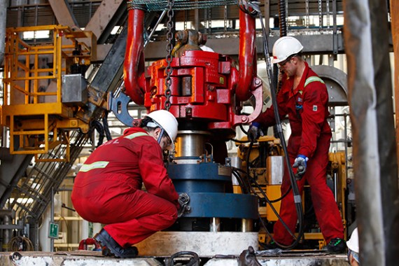 Employees of China National Offshore Oil Corporation work on its deepwater drilling platform in South China Sea. (Photo provided to China Daily) Employees of China National Offshore Oil Corporation work on its deepwater drilling platform in South China Sea. (Photo provided to China Daily)