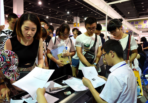 Jobseekers submit their resumes to prospective employers at a job fair in Yiwu, Zhejiang province. (PHOTO BY GONG XIANMING / CHINADAILY) Jobseekers submit their resumes to prospective employers at a job fair in Yiwu, Zhejiang province. (PHOTO BY GONG XIANMING / CHINADAILY)