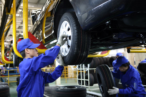 Workers assemble cars at a production line of BYD Co Ltd in Shanghai. BYD is deepening its ties with Correios, Brazil's logistics giant. (HU XI/CHINA DAILY) Workers assemble cars at a production line of BYD Co Ltd in Shanghai. BYD is deepening its ties with Correios, Brazil's logistics giant. (HU XI/CHINA DAILY)