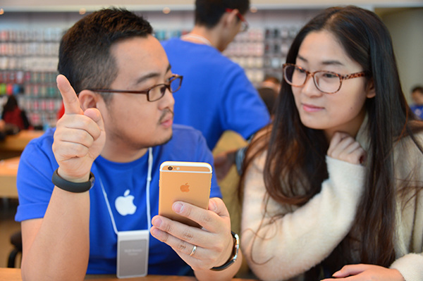 A salesman demonstrates an iPhone 6 during its launch in Beijing in October 2014. (Photo/China Daily) A salesman demonstrates an iPhone 6 during its launch in Beijing in October 2014. (Photo/China Daily)