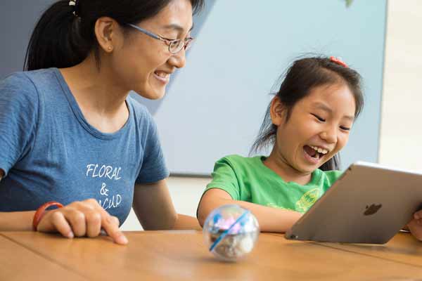 Photo taken on July 27, 2016 at an Apple Store shows a young girl and her mother play with an iPad Pro while participating the Apple Camp event held in Jinan, Shandong province. (Provided to chinadaily.com.cn) Photo taken on July 27, 2016 at an Apple Store shows a young girl and her mother play with an iPad Pro while participating the Apple Camp event held in Jinan, Shandong province. (Provided to chinadaily.com.cn)