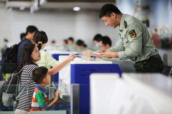 A mother and son at Qingdao airport before boarding a flight to attend an overseas summer camp. (XIE HAO/CHINA DAILY) A mother and son at Qingdao airport before boarding a flight to attend an overseas summer camp. (XIE HAO/CHINA DAILY)