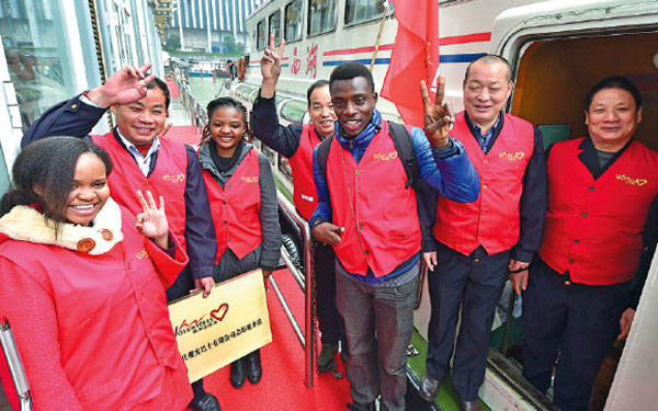 Members of an international volunteer team attend a public event in Hangzhou, Zhejiang province. More than 100,000 volunteers have signed up to help with the G20 summit.(Photo provided To China Daily) Members of an international volunteer team attend a public event in Hangzhou, Zhejiang province. More than 100,000 volunteers have signed up to help with the G20 summit.(Photo provided To China Daily)