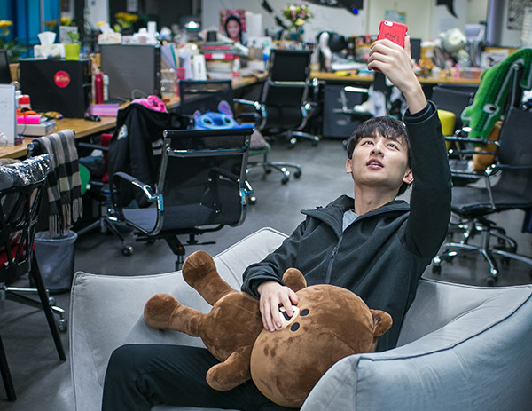 A young man makes a live-streaming show of himself at his office. (Chen Zhongqiu/For China Daily) A young man makes a live-streaming show of himself at his office. (Chen Zhongqiu/For China Daily)