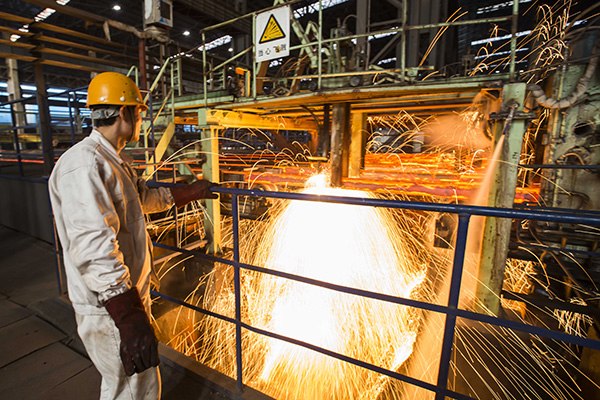 A worker at a steel company in Lianyungang, Jiangsu province, in Jan 2015.(Photo/China Daily) A worker at a steel company in Lianyungang, Jiangsu province, in Jan 2015.(Photo/China Daily)