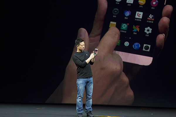 Jia Yueting, CEO of LeEco Holdings Ltd, presents LePhone 2,the second generation smartphone manufacturered by the company during a product launch event held on April 20, 2016 in Beijing. (Photo provided to chinadaily.com.cn) Jia Yueting, CEO of LeEco Holdings Ltd, presents LePhone 2,the second generation smartphone manufacturered by the company during a product launch event held on April 20, 2016 in Beijing. (Photo provided to chinadaily.com.cn)