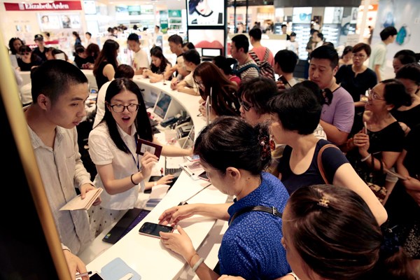 Customers in a duty free shop which opened in downtown Shanghai, Aug 8, 2016. YIN LIQIN/FOR CHINA DAILY Customers in a duty free shop which opened in downtown Shanghai, Aug 8, 2016. YIN LIQIN/FOR CHINA DAILY