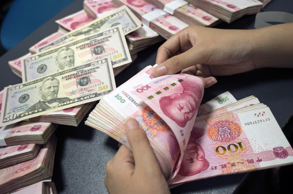A clerk counts yuan banknotes at a bank in Nantong, East China's Jiangsu province, July 28, 2016. (PHOTO PROVIDED TO CHINA DAILY) A clerk counts yuan banknotes at a bank in Nantong, East China's Jiangsu province, July 28, 2016. (PHOTO PROVIDED TO CHINA DAILY)