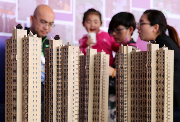 Homebuyers learn about a commercial property project at a real estate expo in Handan, North China's Hebei province, April 23, 2016. (PROVIDED TO CHINA DAILY) Homebuyers learn about a commercial property project at a real estate expo in Handan, North China's Hebei province, April 23, 2016. (PROVIDED TO CHINA DAILY)