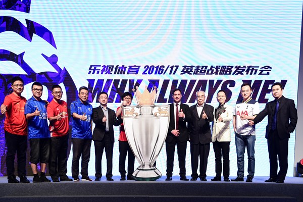 Officers of LeSports, football commentators, and other guests are giving their thumbs up on the stage of LeSports's press conference in Beijing, August 11, 2016. (Photo provided to chinadialy.com.cn) Officers of LeSports, football commentators, and other guests are giving their thumbs up on the stage of LeSports's press conference in Beijing, August 11, 2016. (Photo provided to chinadialy.com.cn)