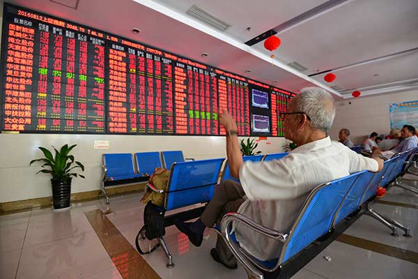 An investor checks stock prices at a securities brokerage in Fuyang, Anhui province.(Lu Qijian / for China Daily) An investor checks stock prices at a securities brokerage in Fuyang, Anhui province.(Lu Qijian / for China Daily)