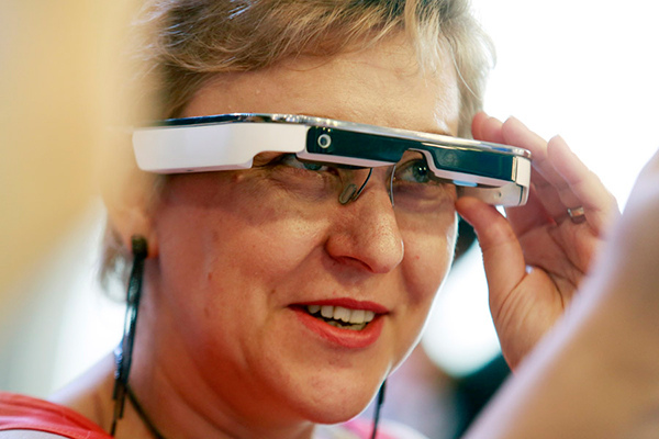 A visitor tries the Jianguan AR glasses at the launch of the product in Shanghai, July 9, 2016. (Photo by Zhu Xingxin/chinadaily.com.cn) A visitor tries the Jianguan AR glasses at the launch of the product in Shanghai, July 9, 2016. (Photo by Zhu Xingxin/chinadaily.com.cn)