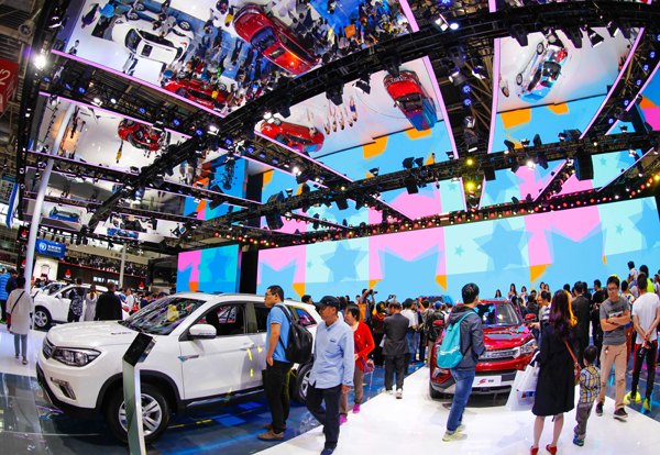 People view cars at the Beijing auto show in April. The number of passenger car sales in July was the highest monthly growth rate in at least the past 30 months. Zhang Haiyan / For China Daily People view cars at the Beijing auto show in April. The number of passenger car sales in July was the highest monthly growth rate in at least the past 30 months. Zhang Haiyan / For China Daily