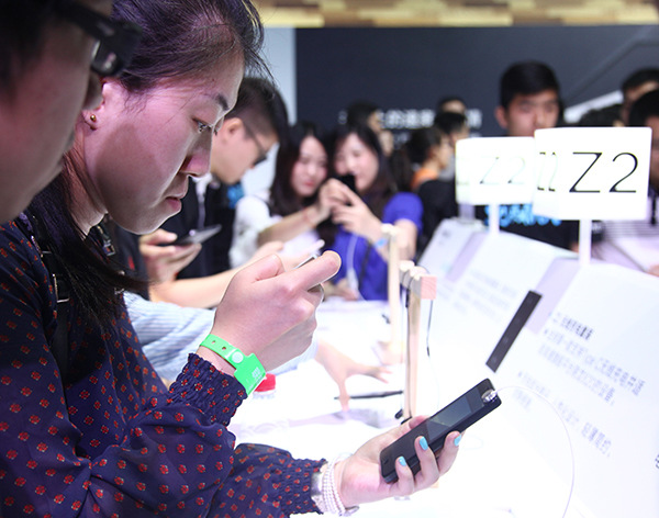 Customers experience Lenovo Group's latest smartphone ZUK Z2 during its launch ceremony. (Photo/China Daily) Customers experience Lenovo Group's latest smartphone ZUK Z2 during its launch ceremony. (Photo/China Daily)