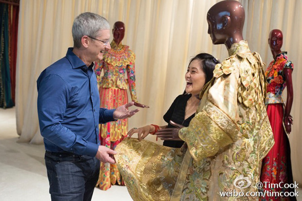 Apple CEO Tim Cook chats with Chinese designer Guo Pei at her studio in Beijing, August 15, 2016. (Photo/Weibo) Apple CEO Tim Cook chats with Chinese designer Guo Pei at her studio in Beijing, August 15, 2016. (Photo/Weibo)