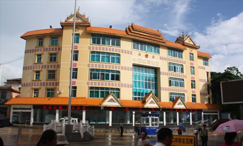 Visitors mill about the Wanding border crossing with Myanmar on August 10 in South China's Yunnan Province. The crossing grows crowded in the winter and spring when Chinese businessmen flock to Myanmar to buy fruits and other produce grown in the Southeast Asian country. (Photo: Zhang Ye/GT) Visitors mill about the Wanding border crossing with Myanmar on August 10 in South China's Yunnan Province. The crossing grows crowded in the winter and spring when Chinese businessmen flock to Myanmar to buy fruits and other produce grown in the Southeast Asian country. (Photo: Zhang Ye/GT)