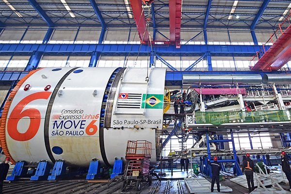 Workers at Shenyang North Heavy Industries Group Co Ltd dismantle the shield-tunneling equipment ready for export to Brazil. (Photo/Xinhua) Workers at Shenyang North Heavy Industries Group Co Ltd dismantle the shield-tunneling equipment ready for export to Brazil. (Photo/Xinhua)