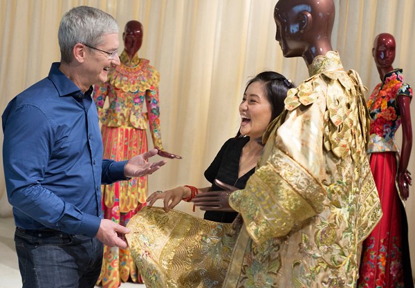 Tim Cook, CEO of Apple Inc, talks with Chinese fashion designer Guo Pei on August 15, 2016 in Beijing. (TIM COOK'S WEIBO) Tim Cook, CEO of Apple Inc, talks with Chinese fashion designer Guo Pei on August 15, 2016 in Beijing. (TIM COOK'S WEIBO)