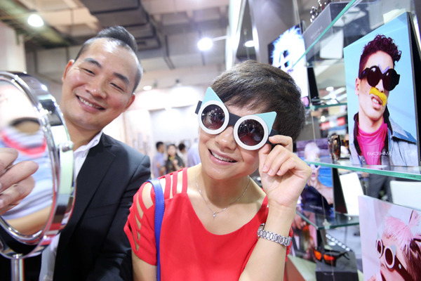 A visitor tries on a stylish UV-light protective glasses at an international optometric and optical fair in Beijing. (CHEN XIAOGEN/CHINA DAILY) A visitor tries on a stylish UV-light protective glasses at an international optometric and optical fair in Beijing. (CHEN XIAOGEN/CHINA DAILY)