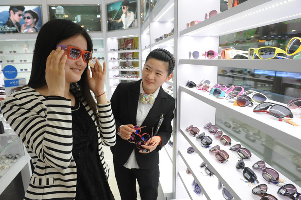 A young woman chooses sunglasses in a store in Fuyang, East China's Anhui province. (PHOTO PROVIDED TO China Daily) A young woman chooses sunglasses in a store in Fuyang, East China's Anhui province. (PHOTO PROVIDED TO China Daily)