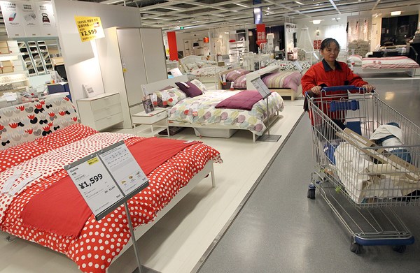 A staff member works at an outlet of Ikea in Xihongmen, Beijing, Nov 6, 2013. (China Daily) A staff member works at an outlet of Ikea in Xihongmen, Beijing, Nov 6, 2013. (China Daily)
