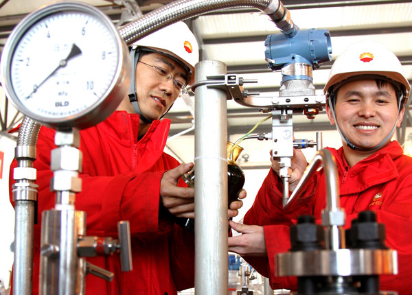 Two China National Petroleum Corp employees collect crude oil transported from Russia at the valve chamber in Daqing, Heilongjiang province.(GUO JUNFENG/FOR CHINA DAILY) Two China National Petroleum Corp employees collect crude oil transported from Russia at the valve chamber in Daqing, Heilongjiang province.(GUO JUNFENG/FOR CHINA DAILY)