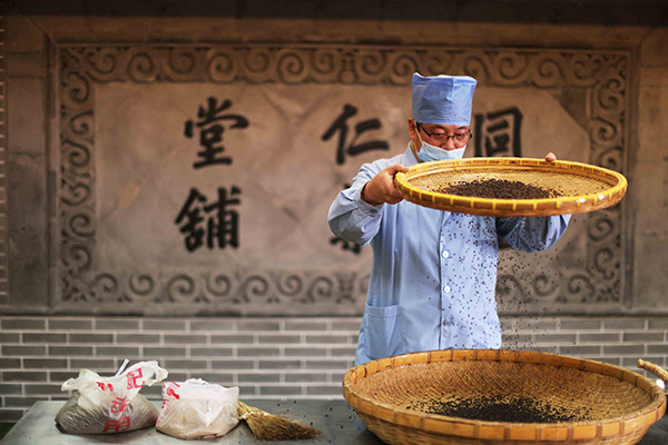 A pharmacist processes a traditional Chinese medicine at a Beijing Tongrentang Group Co Ltd's factory in Beijing. (Photo/China Daily) A pharmacist processes a traditional Chinese medicine at a Beijing Tongrentang Group Co Ltd's factory in Beijing. (Photo/China Daily)