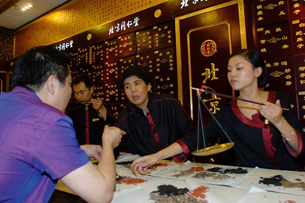Beijing Tongrentang Group Co Ltd's employees prepare traditional Chinese medicine for their customers at a Tongrentang pharmacy in Chengdu, Sichuan province. The Chinese TCM company plans to broaden its overseas business by opening at least 200 branches over the next five years. (Photo/China Daily) Beijing Tongrentang Group Co Ltd's employees prepare traditional Chinese medicine for their customers at a Tongrentang pharmacy in Chengdu, Sichuan province. The Chinese TCM company plans to broaden its overseas business by opening at least 200 branches over the next five years. (Photo/China Daily)