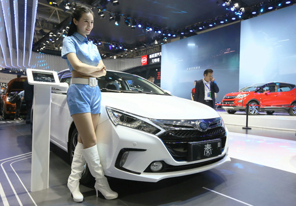 A model stands beside a BYD car at an auto expo in Beijing. (A JING/FOR CHINA DAILY) A model stands beside a BYD car at an auto expo in Beijing. (A JING/FOR CHINA DAILY)