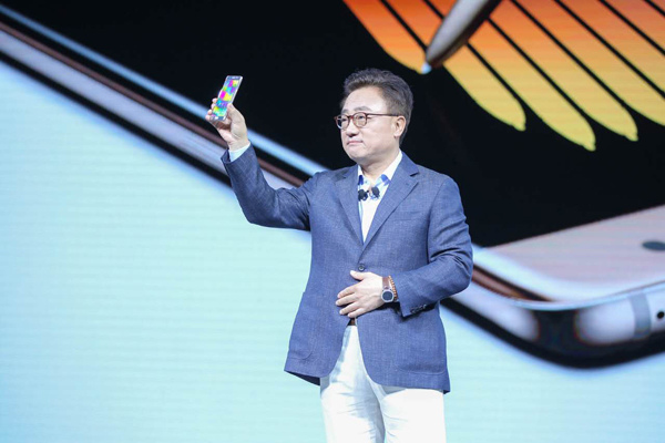 D.J. Koh, president of mobile communications business of Samsung Electronics, shows the Galaxy Note 7. Photo provided to China Daily D.J. Koh, president of mobile communications business of Samsung Electronics, shows the Galaxy Note 7. Photo provided to China Daily