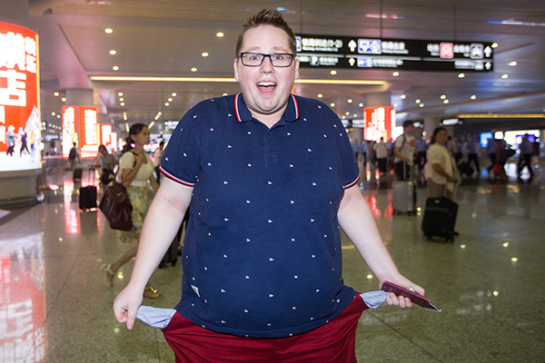 Thomas Derksen, a German known for his funny online videos that make fun of Shanghai life, spent a day relying on only smartphone payment apps in Hangzhou. (Photo/China Daily) Thomas Derksen, a German known for his funny online videos that make fun of Shanghai life, spent a day relying on only smartphone payment apps in Hangzhou. (Photo/China Daily)