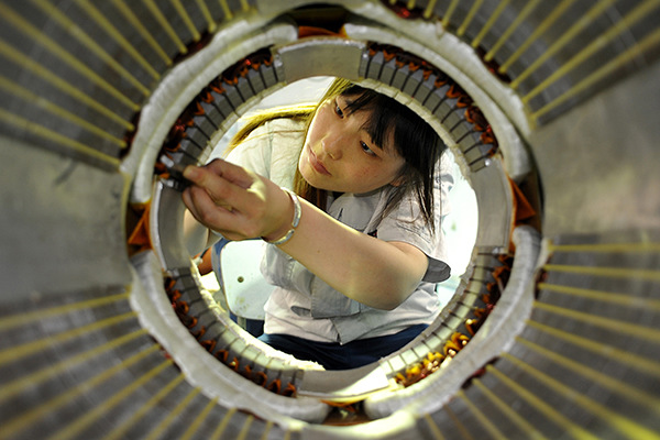 A student works on an electric motor at the Shanxi Yongji Advanced Technician School, which has trained 12,000 skilled technicians since it was established in 1974. (Photo/China Daily) A student works on an electric motor at the Shanxi Yongji Advanced Technician School, which has trained 12,000 skilled technicians since it was established in 1974. (Photo/China Daily)